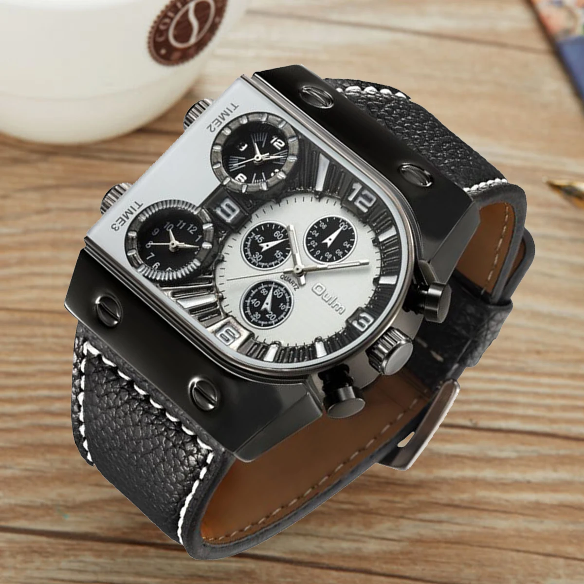 Oulm Unique Big Size Men\'s Watches Three Time Zone Outdoor Sports Watch Male Casual Leather Strap Men Wristwatches Relogio