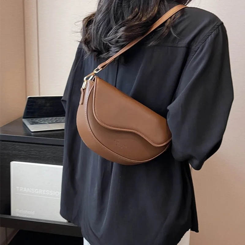 High end explosive Korean version versatile diagonal cross bag trendy and fashionable one shoulder saddle bag