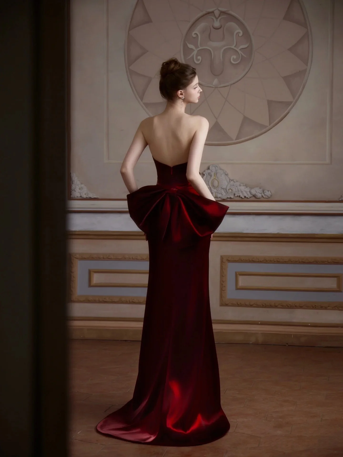 Romantic elegant wine red fishtail skirt with sparkling silver sequins on the chest outlining a slimming lady party banquet gown