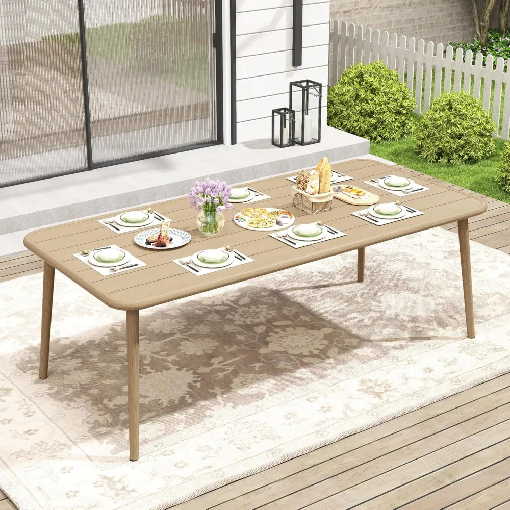 طاولة طعام خارجية لـ 8، طاولة طعام كبيرة بإطار من الألومنيوم مستطيلة الشكل، سطح طاولة يشبه الخشب مع مظلتين