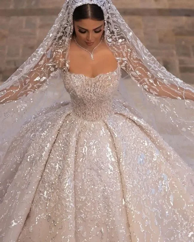Abiti da sposa lussuosi personalizzati con abito da ballo Abiti da sposa sexy con scollo a cuore e applicazioni di perline Abito da sposa in pizzo Robe De Mariee Sweep Train