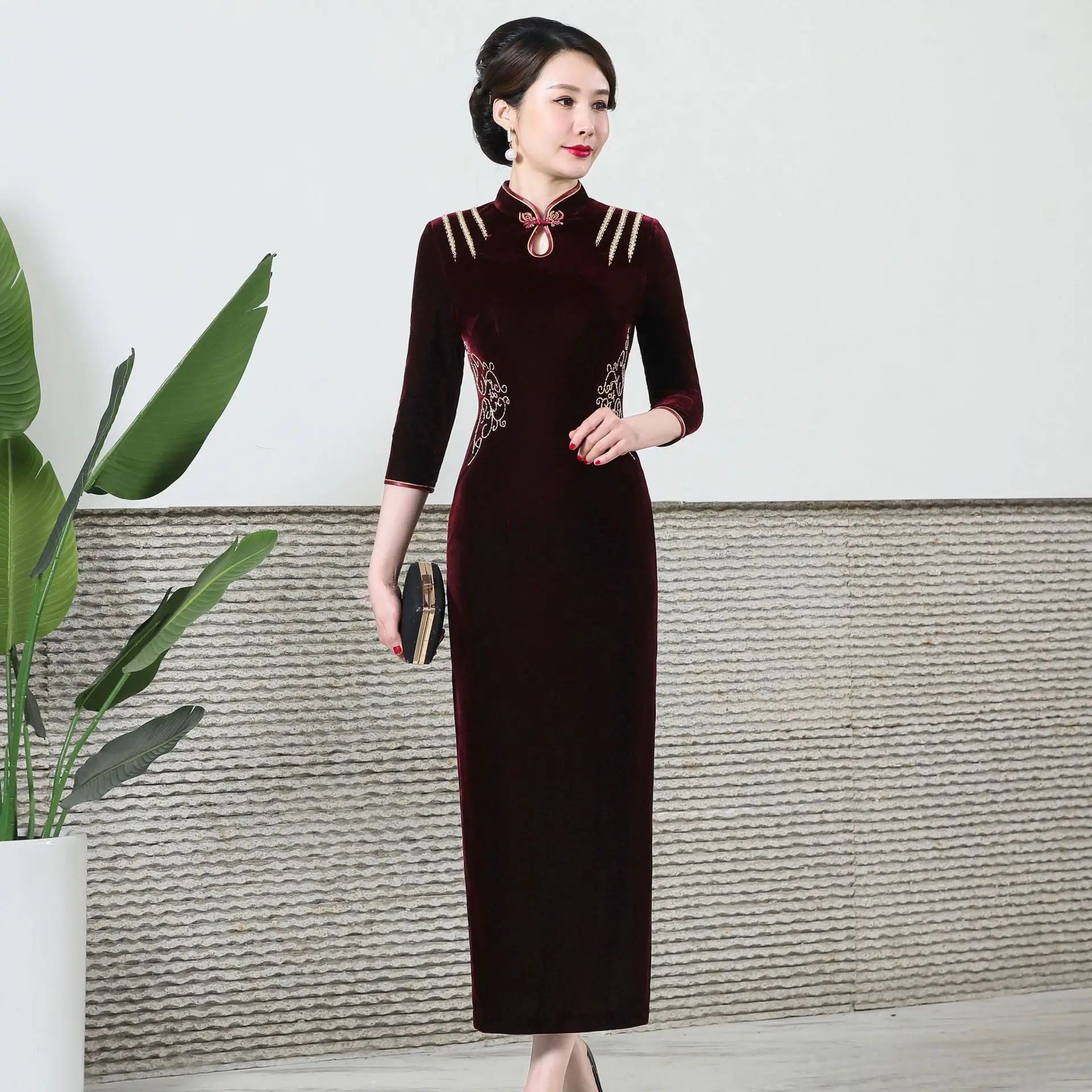 Lady Velvet Long Qipao Elegant Classic Mandarin Collar Chinese Dress Cheongsam Plus Size Exquisite Embroidered Oriental Clothing