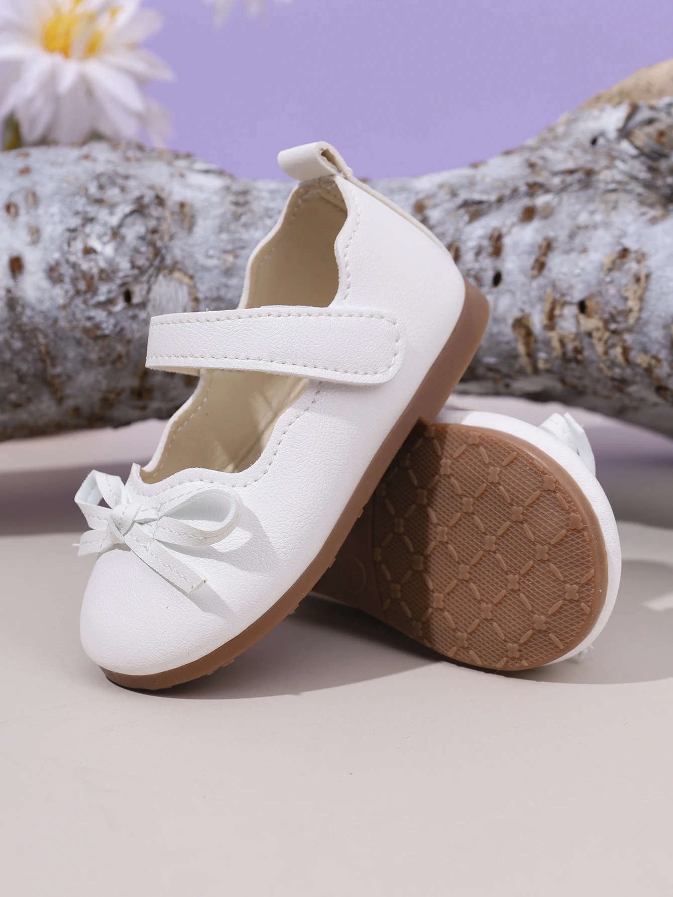 

A pair of new-style girls' leather shoes, princess shoes for girls, new soft-soled ballet shoes for children
