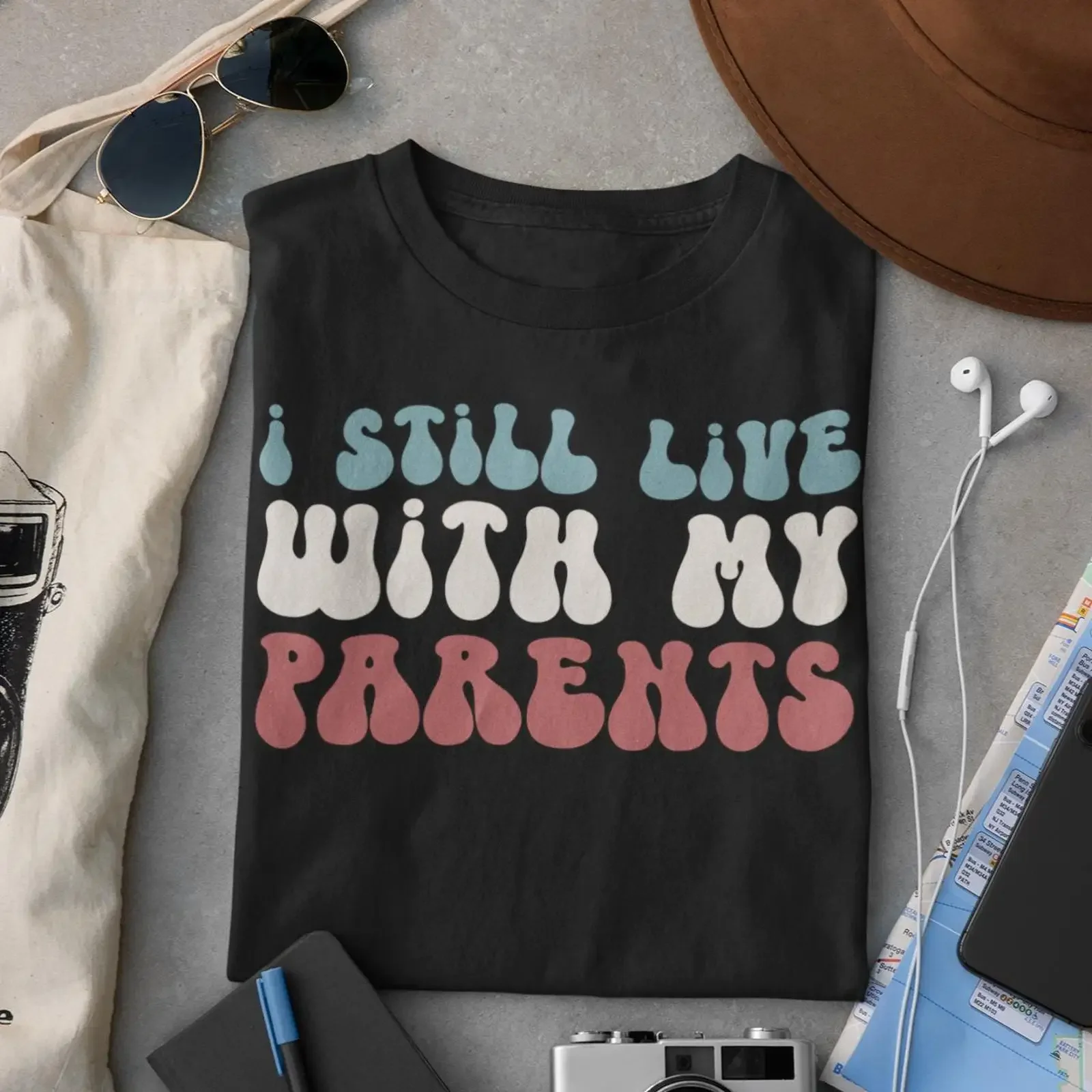 T-shirt « Je vis toujours avec mes parents » – Humour sarcaste et drôle, blague relatable pour jeunes adultes – Style vintage, délavé, respirant, doux, unisexe
