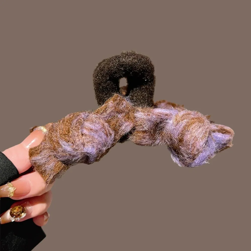 1pc Prachtige Mode Gemengde Tone Fuzzy Haarklauw Clip Zacht Pluizige Stof Bruin Paars Tonen Perfecte Dagelijkse Haarstyling Ziet er