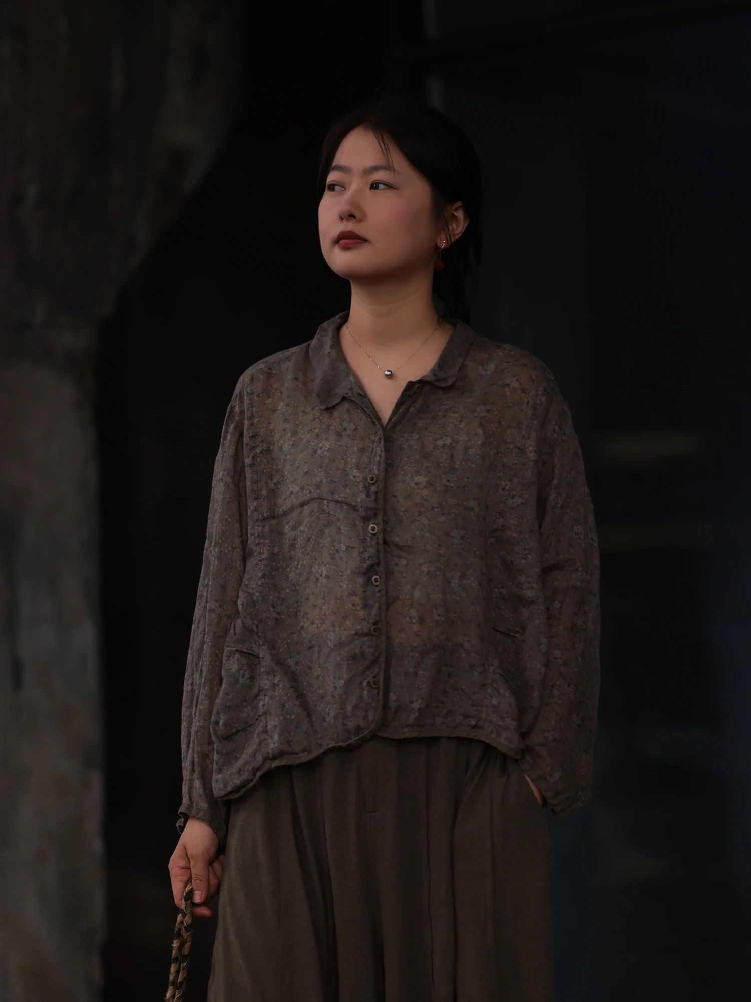 

PengPeng Home 38706 Thin Floral Pattern Turn-down Collar irt Commute Sle Loose Fit Long Sve Button Closure Casual irt