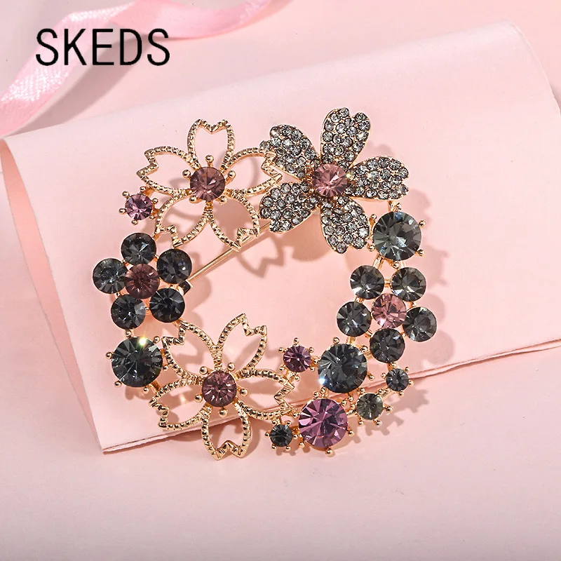 SKEDS Creative Luxury Crystal Flower Brooch Jewelry For Women Elegant Rhinestone Exquisite Corsage Badges Classic Brooches Pins
