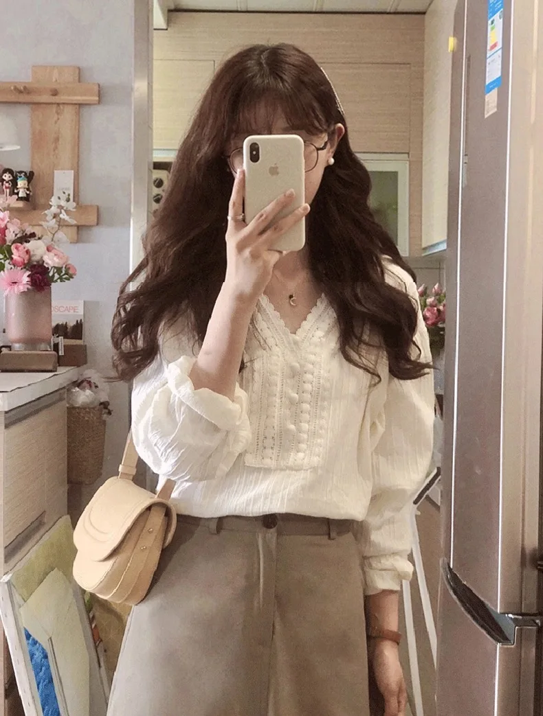 

Женская кружевная блузка Ele Lace: Новинка ранней весны, уникальный модный дизайн, V-образный вырез, для повседневной носки, с длинным рукавом, свободного кроя.