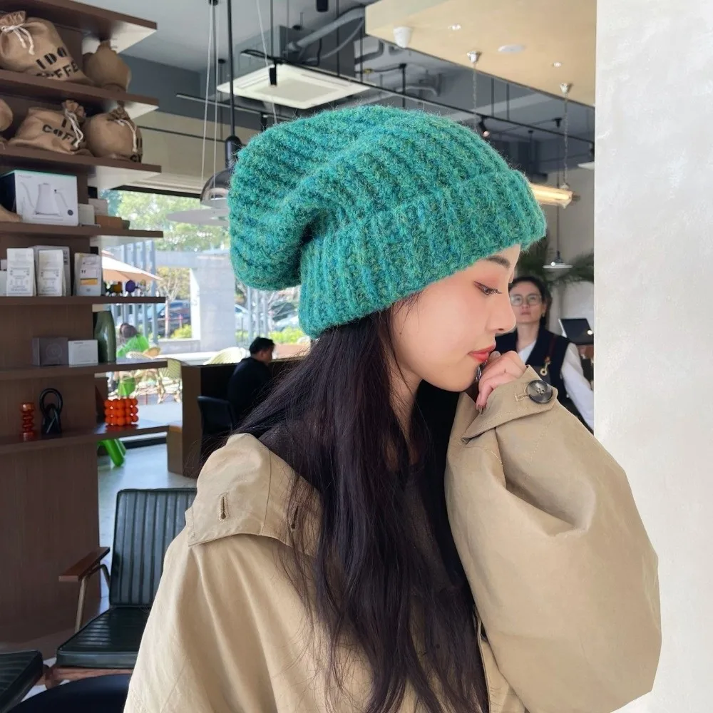Retro-Mütze mit gemischten Farben und Streifen, hält warm, weiche Strickmütze, verdickte thermische Warmmütze für den Alltag. – Detail 7