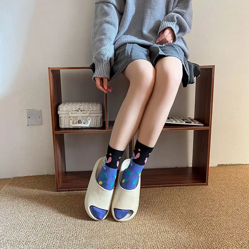 Calcetines de algodón de tubo largo para mujer, medias de tubo medio para primavera y otoño, nuevo estilo de punto de dibujos animados, regalo al por mayor