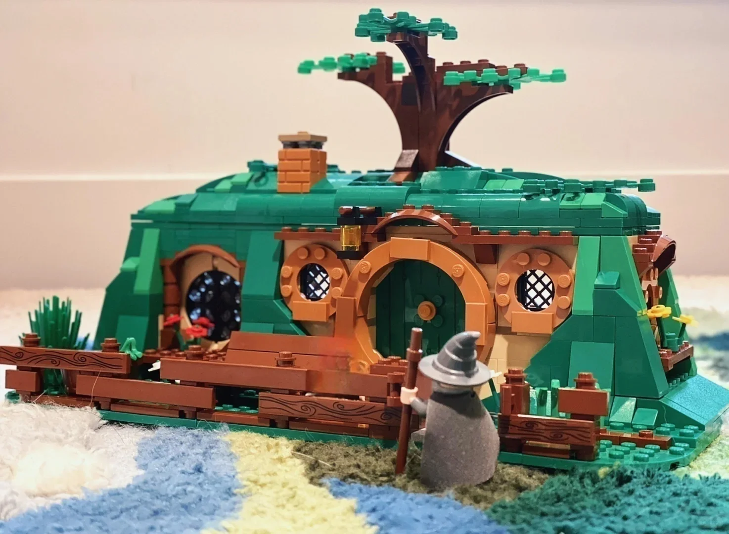 Filmische unerwartete Partyszene: Grünes Baumloch-Modell, Heim-Desktop-Deko-Ornament, Feiertags- und Geburtstagsgeschenk für Sammler