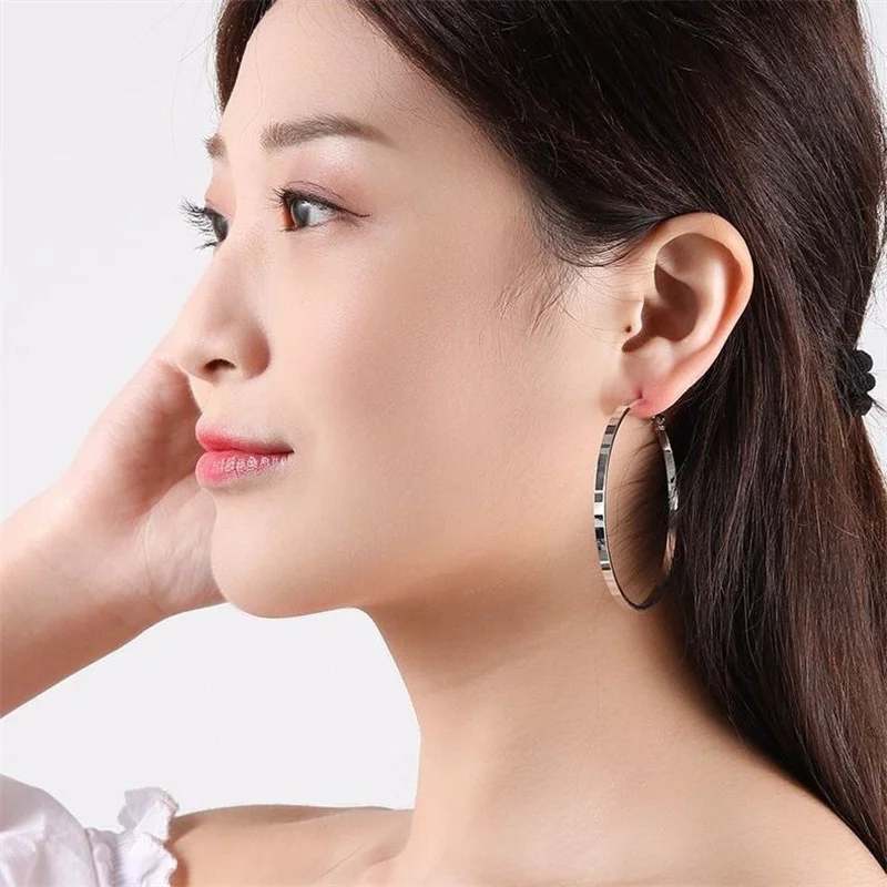 Neue Mode Klassiker Einfache Große Runde Creolen für Frauen Edelstahl Kreis Mädchen Glänzende Zarte Party Frauen Schmuck – Detail 8