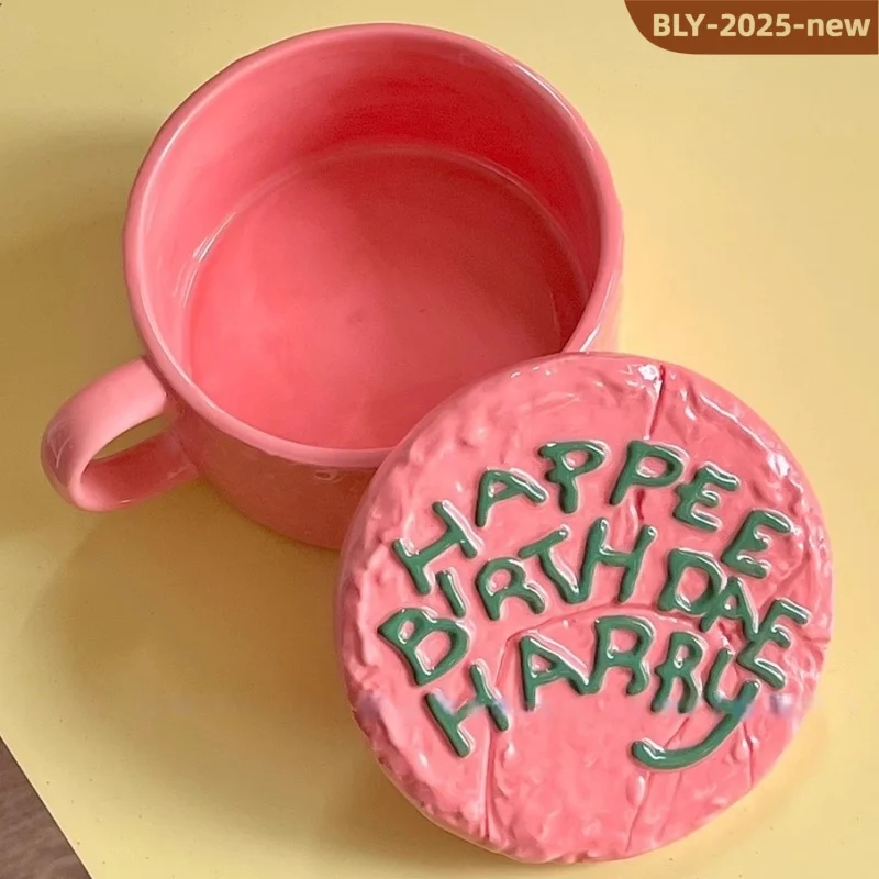 

Оригинальная керамическая чашка для фруктов Happee Birthdae с крышкой, моделирование торта «С Днем Рождения», керамика Hagrid, аниме, домашняя коллекция, подарки