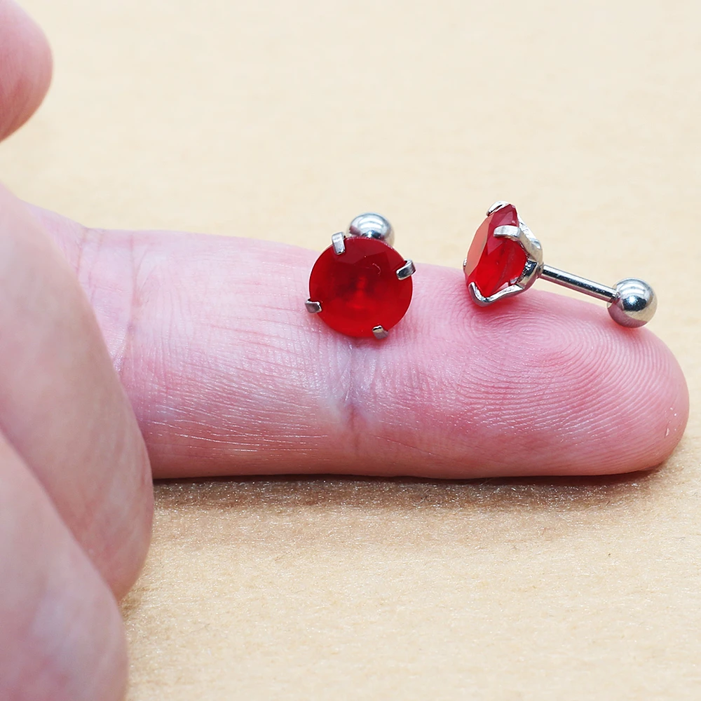 Edelstahl-Ohrringe mit Schraubverschluss, 8 mm, O-förmig, mit rotem Zirkonia, klassischer Stil, hypoallergen, für Damen, Schmuck. – Detail 2