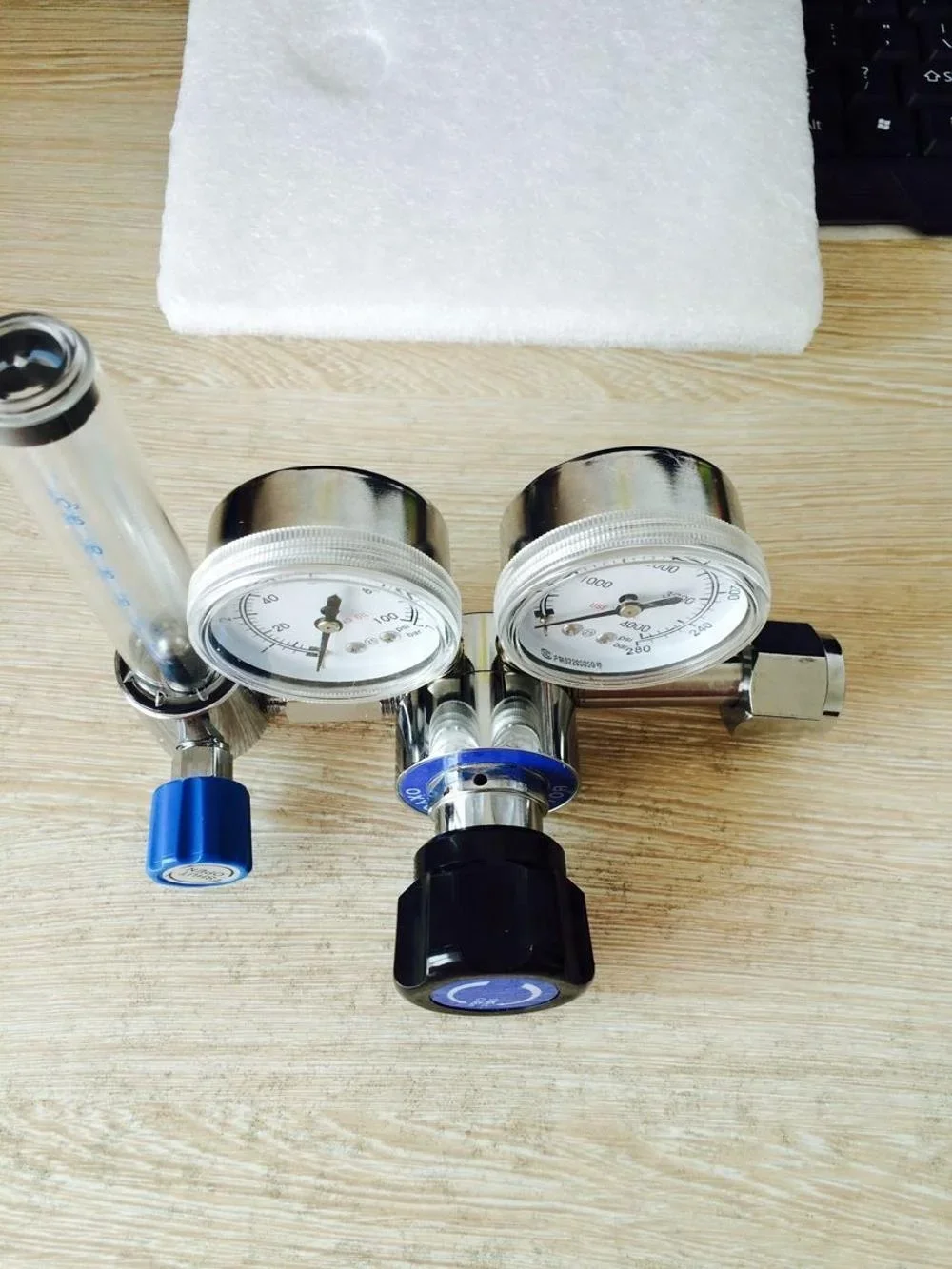 High pressure CO2 gas regulator with 0-25L flow meter