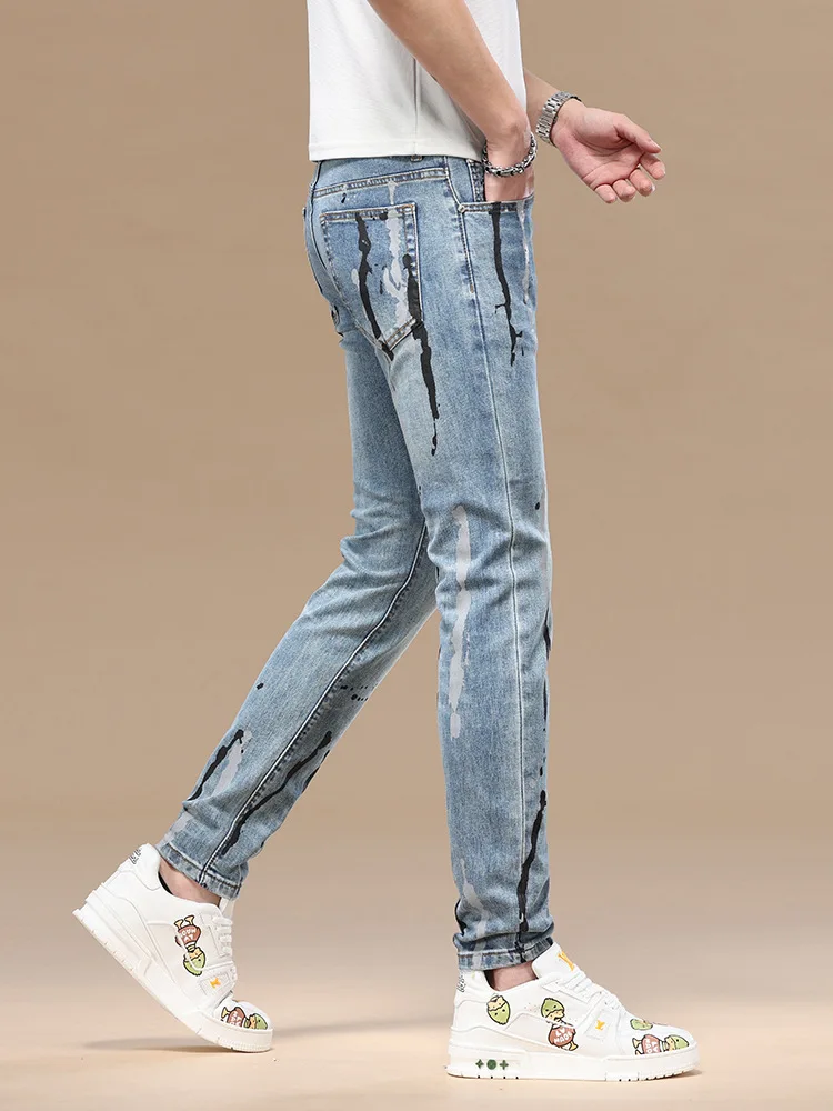 جينز راقي للرجال موضة جرافيتي تريند ماركة رش الحبر طباعة سليم صالح مرونة القدم الصغيرة 2025 ربيع/صيف جديد السراويل