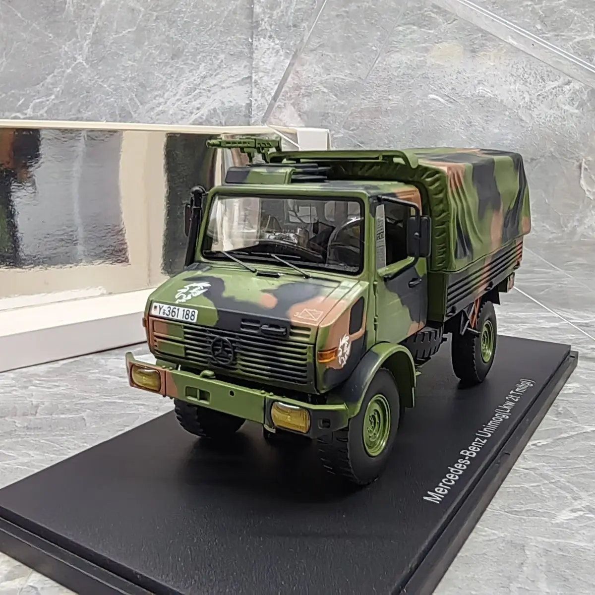 

1/43 Unimog Off-Road Armored Vehicle (alloy（main body）+plastic material) model ornament