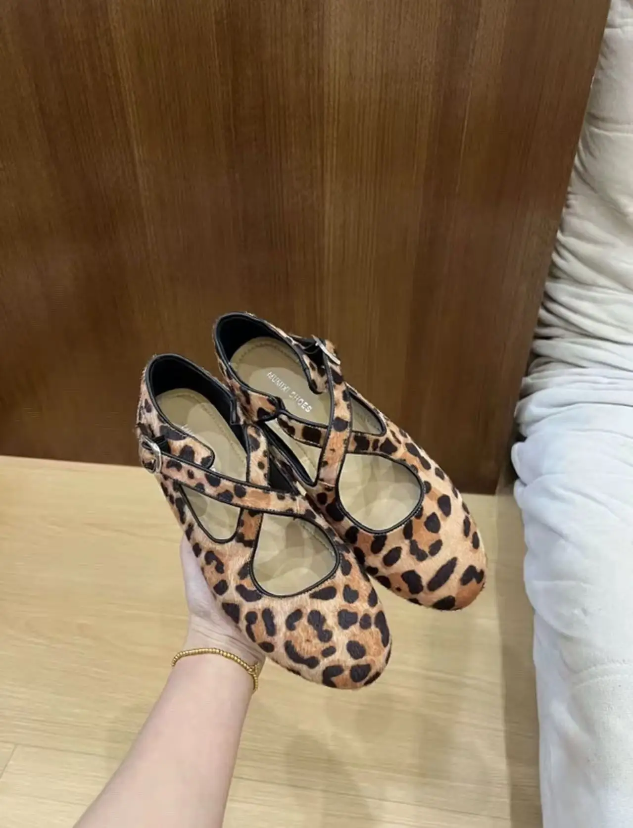 

Винтажные туфли Мэри Джейн с леопардовым принтом для женщин, новинка 2026 года, с перекрестными ремешками, круглым носком, низким вырезом и универсальной внутренней танкеткой