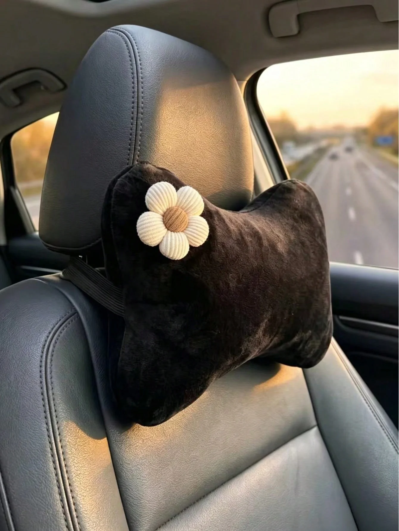 1 Soft Plush Velvet Bone-Shaped Car Neck Pillow with Floral Decoration, Ergonomic Car Headrest Support Cushion, Comfortable Driving Headrest Pillow, Suitable for Car Seats, Cute and Unique Floral Car Interior Accessory, Designed Specifically for Women