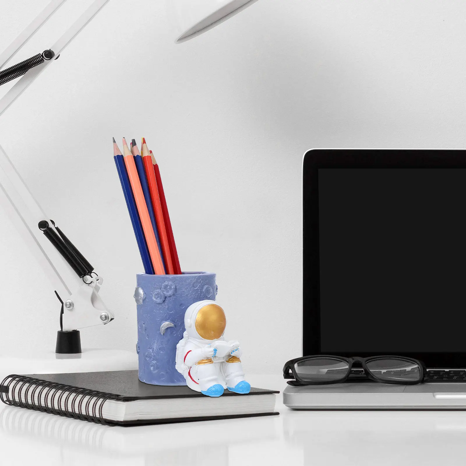

Aesthetic Astronaut Holder Resin Creative Desk Organizer Pencil Cup Storage Home Office Decor Creative Pen Holder Accessories