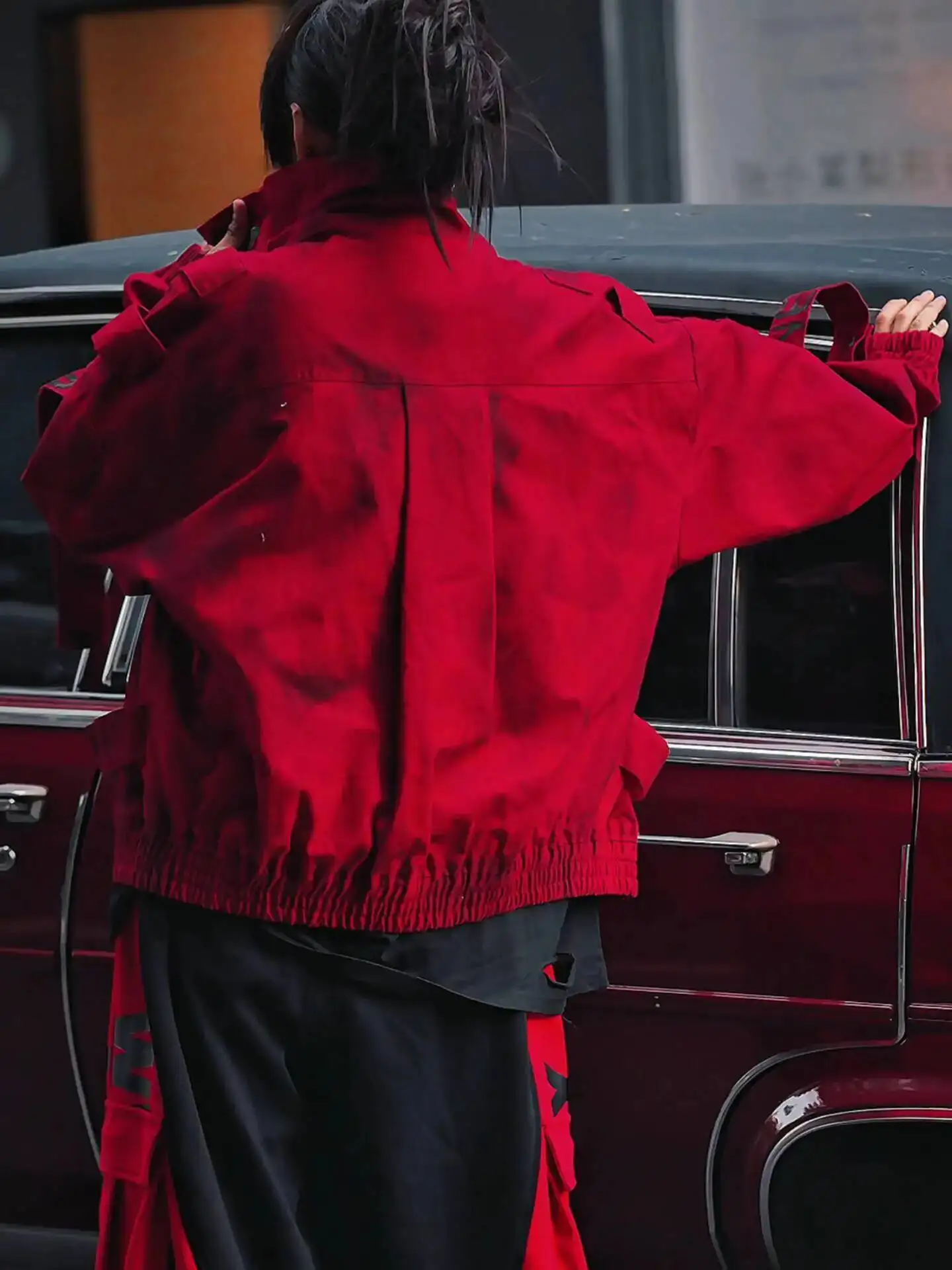 للجنسين أسود أحمر معطف مجموعة 2025 الخريف الشتاء النساء الرياضة مجموعة جديدة الظلام النار الدنيم مجموعة سترة وسراويل تقليدية للرجال والنساء