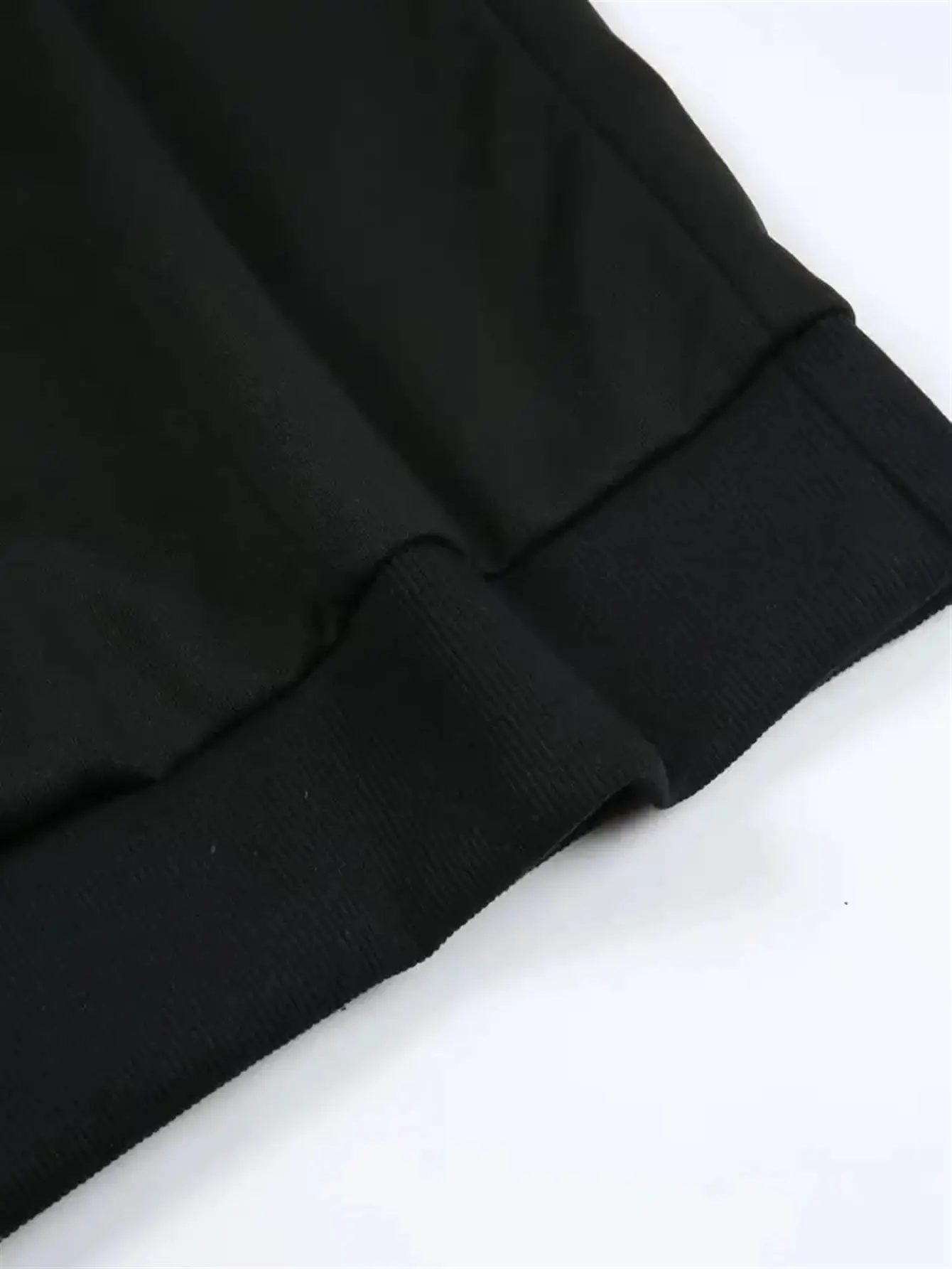 هوديي برسومات حروف ريترو بولد للرجال - أسود مع طباعة "Yeet" متعددة الألوان، نسيج نقي ناعم قابل للتمدد، جيب الكنغر