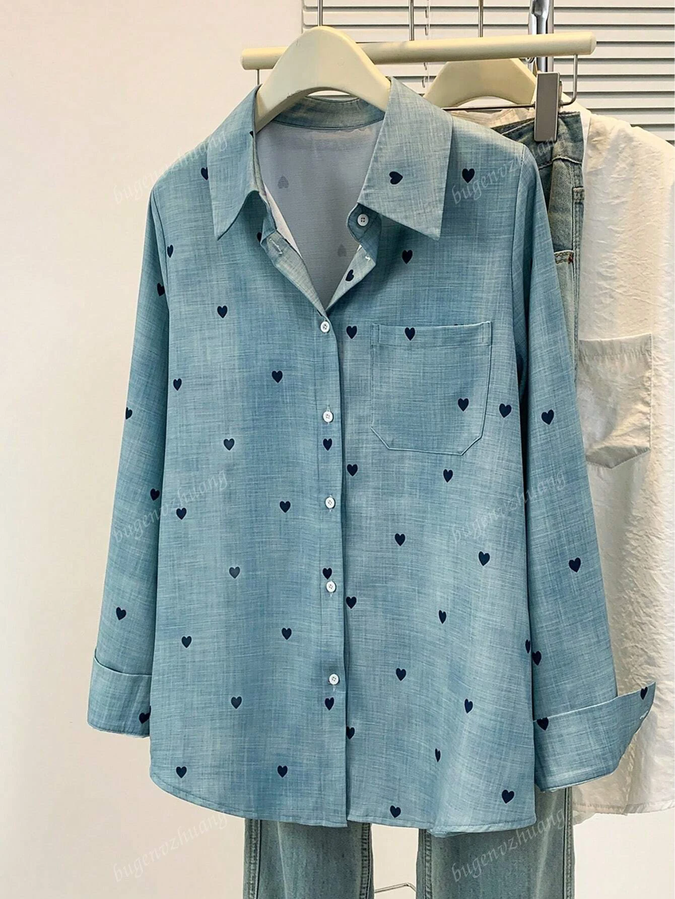 

2025 New Fashion Women Collared Long Sleeve A Playful Piece for Effortless Spring Summer Looks Heart Print Button-Down Shirt