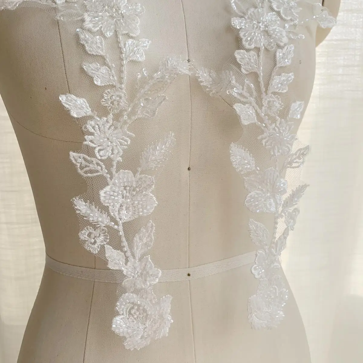 Perlenstickerei-Applikation. Hochzeitskleid. Weiße Spiegelblume. DIY-Nähzubehör. Brautdekoration. – Detail 7