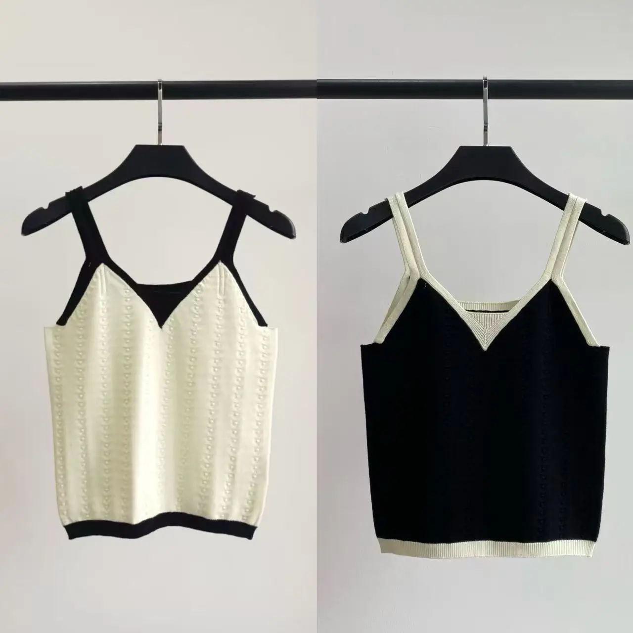 Contrasting-color V-neck knitted halter top with sheer mesh detailing - a luxurious short-sleeved top with exquisite style.