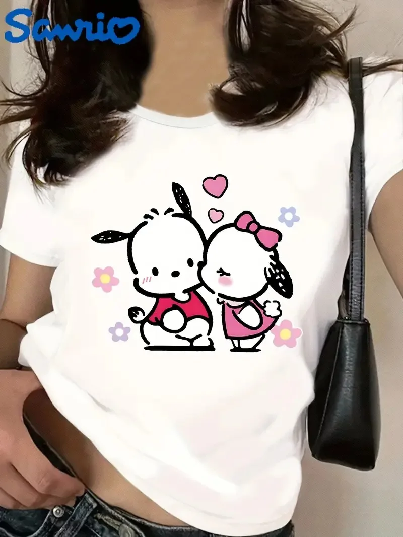 Pochacco Sanrio Cotton Tee الساحرة زوجين Pochacco التوضيح مع القلوب والزهور طباعة القطن الخالص الناعم للمناسبات غير الرسمية