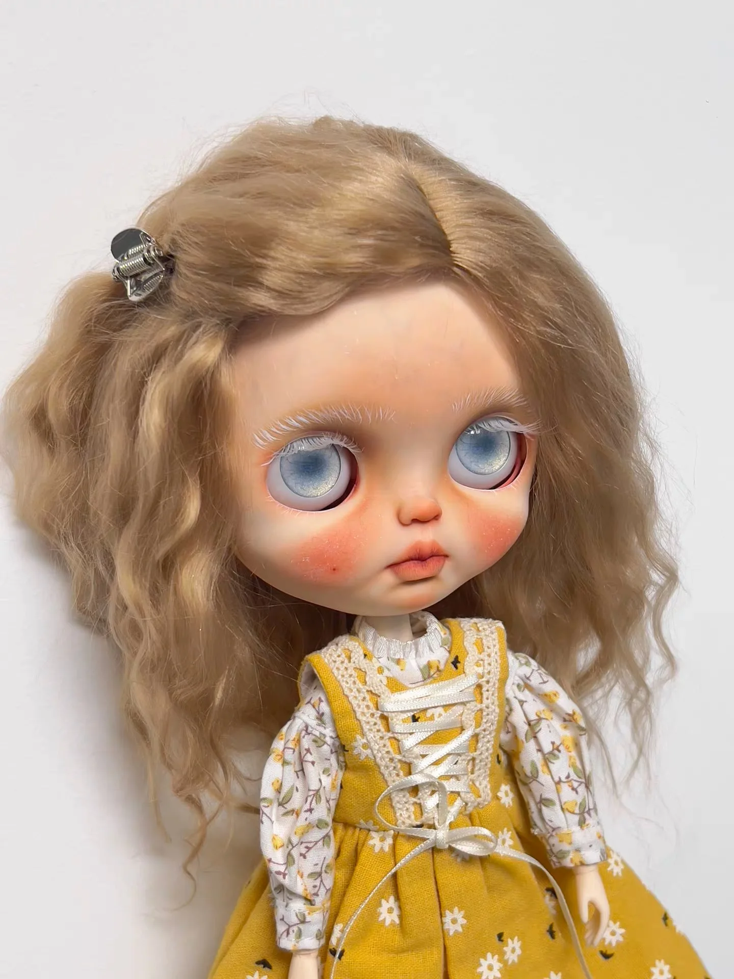 

Dula Doll Wigs for Blythe Qbaby natural Mohair Microvolumes curls 9-10 inch head circumstance