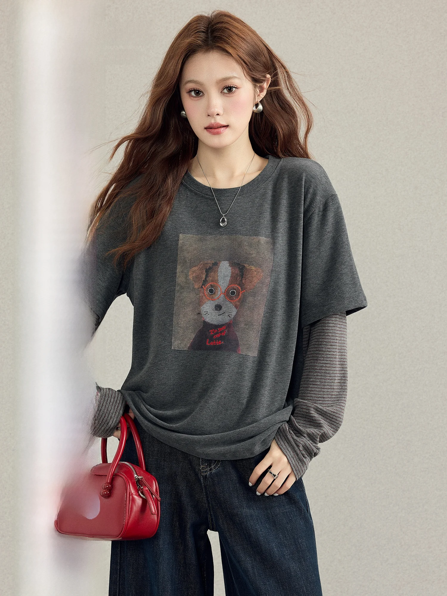 

Женский осенний топ Meng Xiaoqi с эффектом двухслойности и цветным принтом на плечах