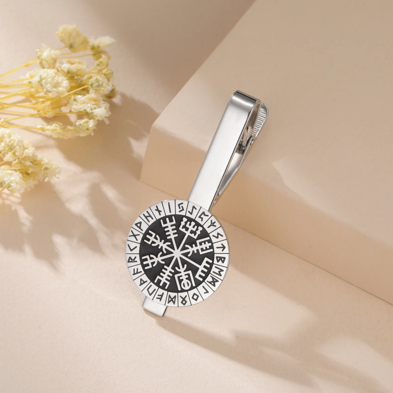 Kkjoy Vegvisir Wikinger-Kompass Runen-Krawattenklammer aus Edelstahl, geätzt, für Herren, Business, Vintage-Krawattennadel, nordische Mythologie, Glaubensaccessoire – Detail 4