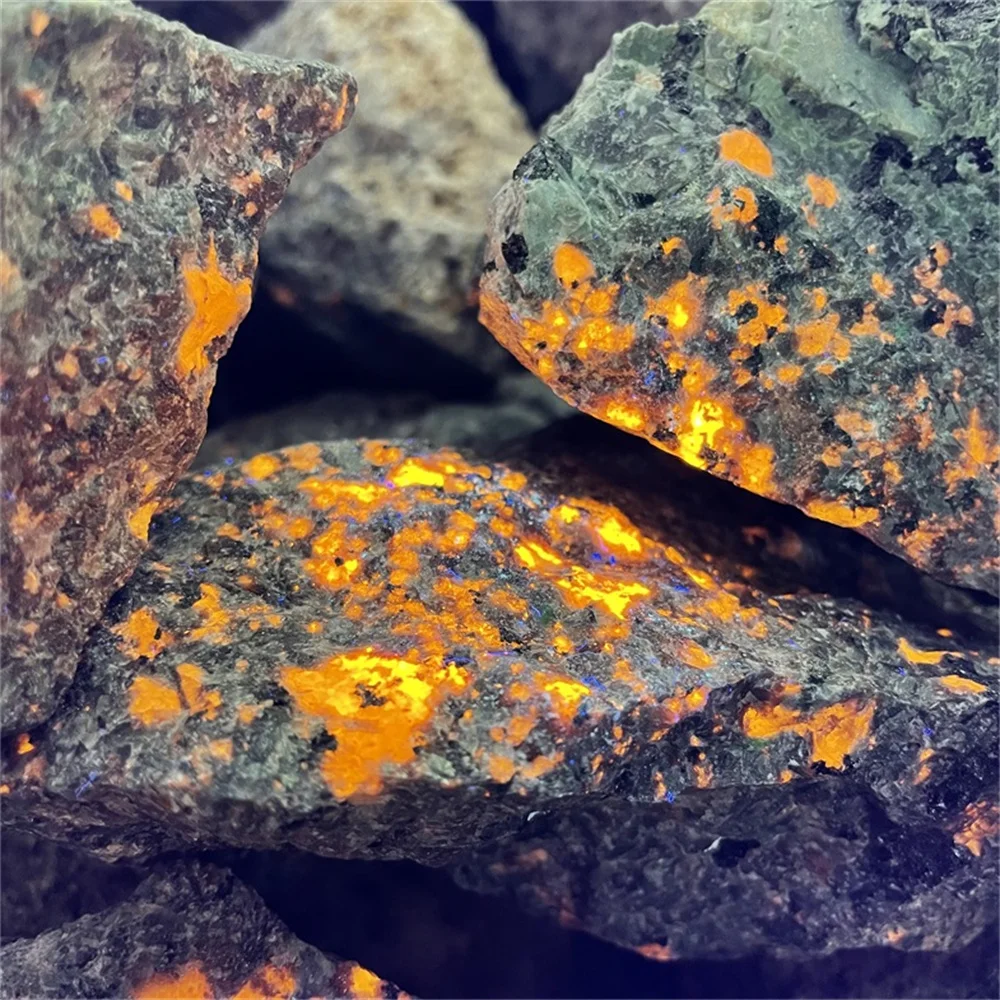 Natural Bright Beautiful Yooperlites Flamestone UV Glowing Polishing Rolling Stone Fire Stone Fluorescent Sodalite Home Decor