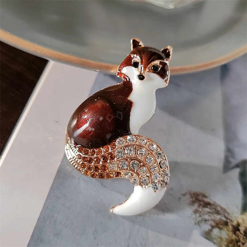 Crystal Enamel Sitting Fox Brooches for Women Unisex Lovely Zircon Animal Foxtail Party Office Brooch Pin New Year Jewelry