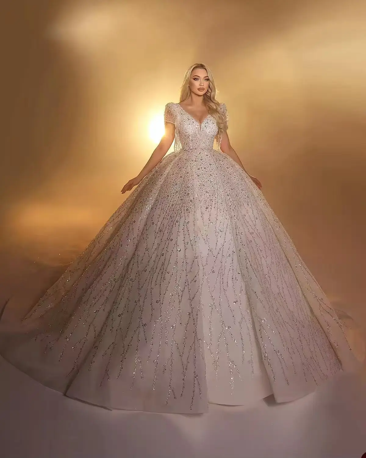 فساتين زفاف رائعة مخصصة مزينة بالترتر وأكمام قصيرة رداء De Mariee مثير على شكل حرف V سويب تراين العروس