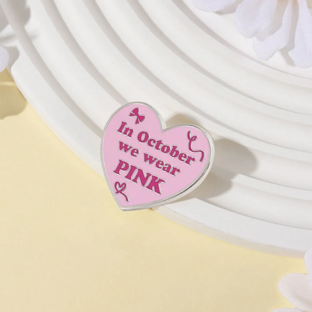 Im Oktober tragen wir rosa Emaille-Pins, Broschen, rosa Herz-Bänder, Abzeichen zur Aufklärung über Brustkrebs und Anstecknadeln für Patientenbetreuung. – Detail 7