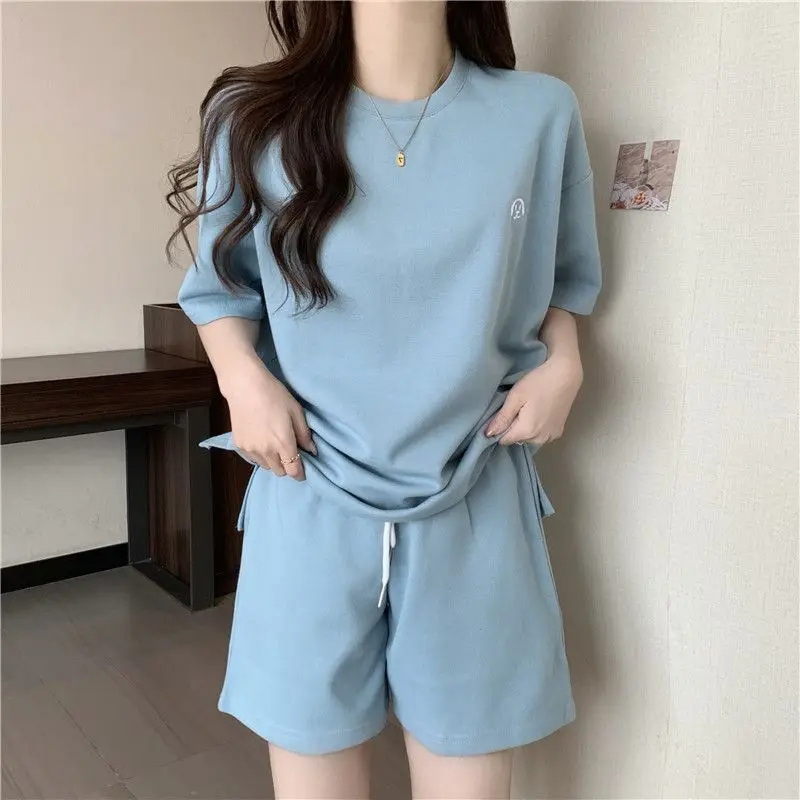 

Новинка лета 2026: Женский повседневный спортивный костюм-двойка свободного кроя с эффектом похудения, стильный, с вышивкой, топ с коротким рукавом и шорты