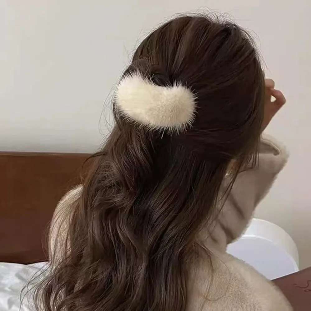 Winter Pelzigen Kleine Twist Clip Mädchen Mode Plüsch Haar Clip Kunststoff Acryl Twisted Haar Klaue Mode Frauen Haar Zubehör – Detail 3