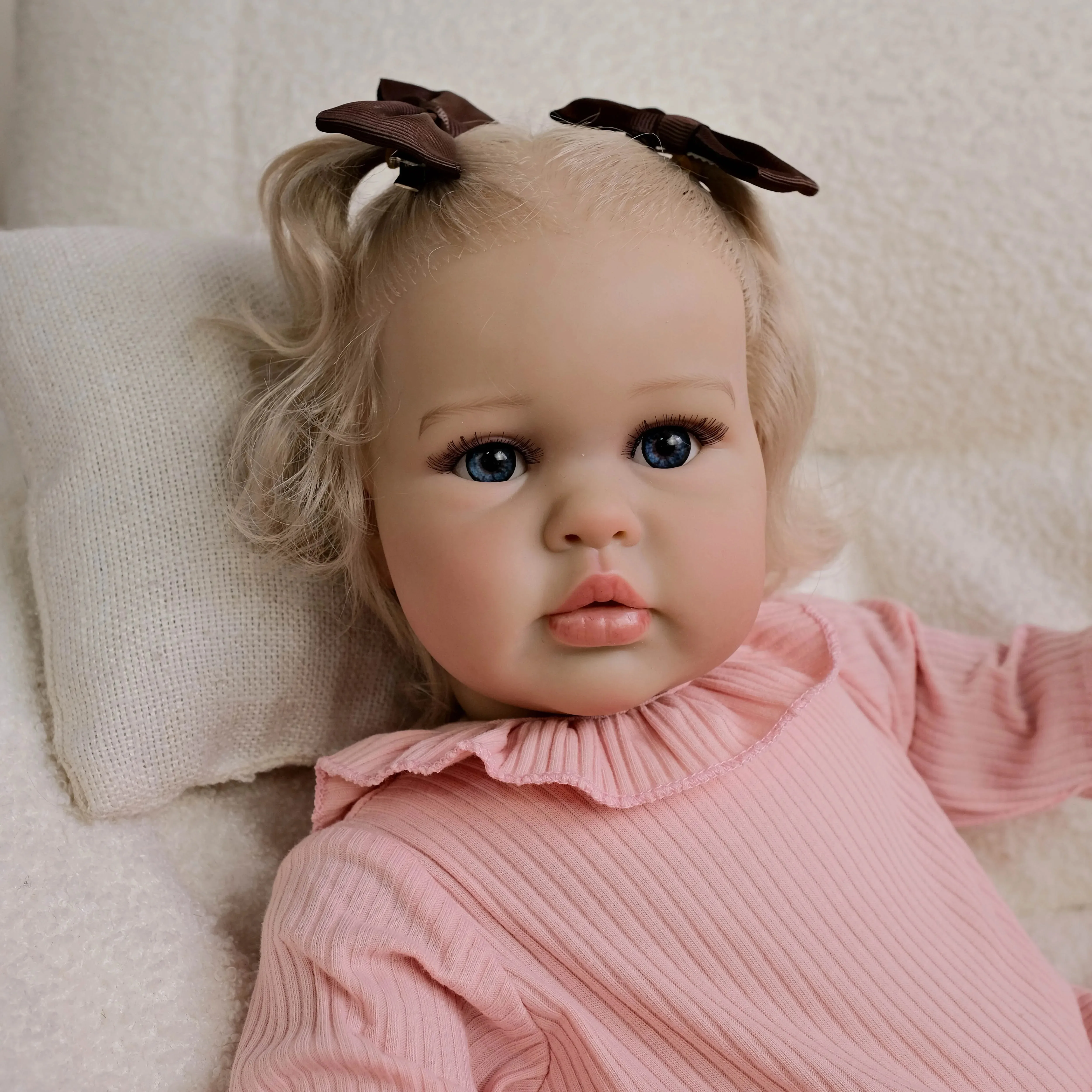 24-calowa lalka Ellie z miękkiego bawełnianego ciała, realistyczna lalka reborn, wielowarstwowa malowana skóra 3D z widocznymi żyłkami, ręcznie wszczepiane włosy.