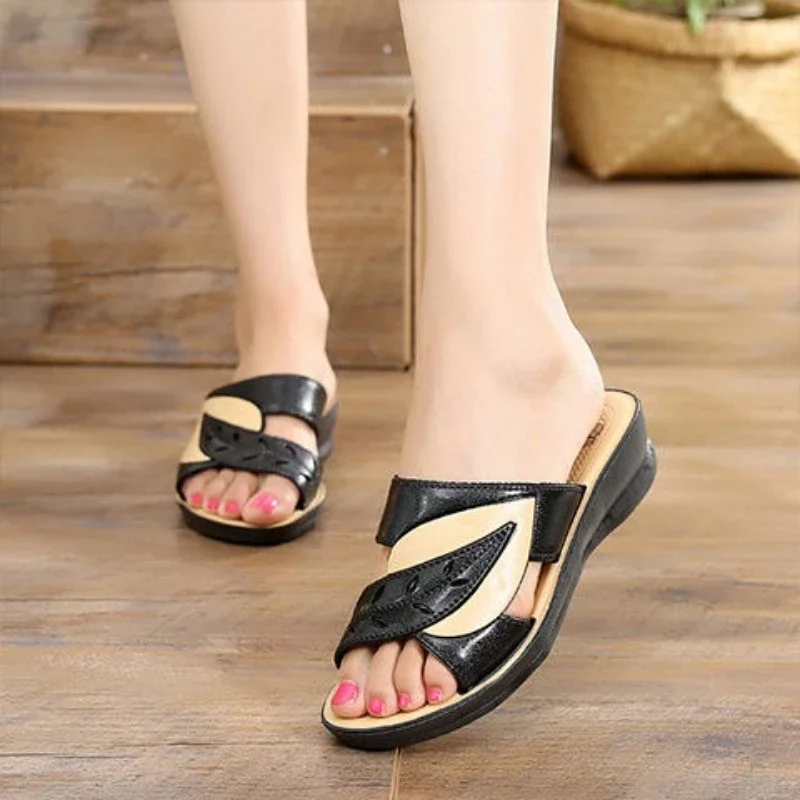 

Женские тапочки на низком каблуке на открытом воздухе. Элегантная и модная женская обувь. Стильные дизайнерские роскошные сандалии. Легко носить. 2025 шлепанцев.