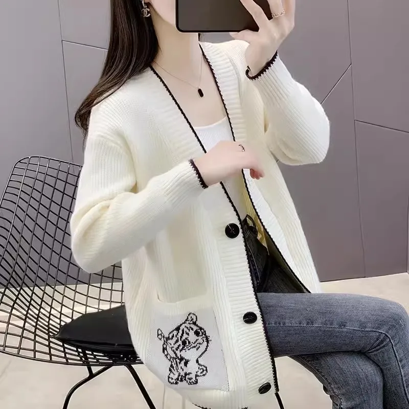 2023 Women Beige V-neck Tiger Embroidery Cardigan Casual Loose Sweater Fashion Temperament Knitted Jacket Y2k Streetwear NS5774