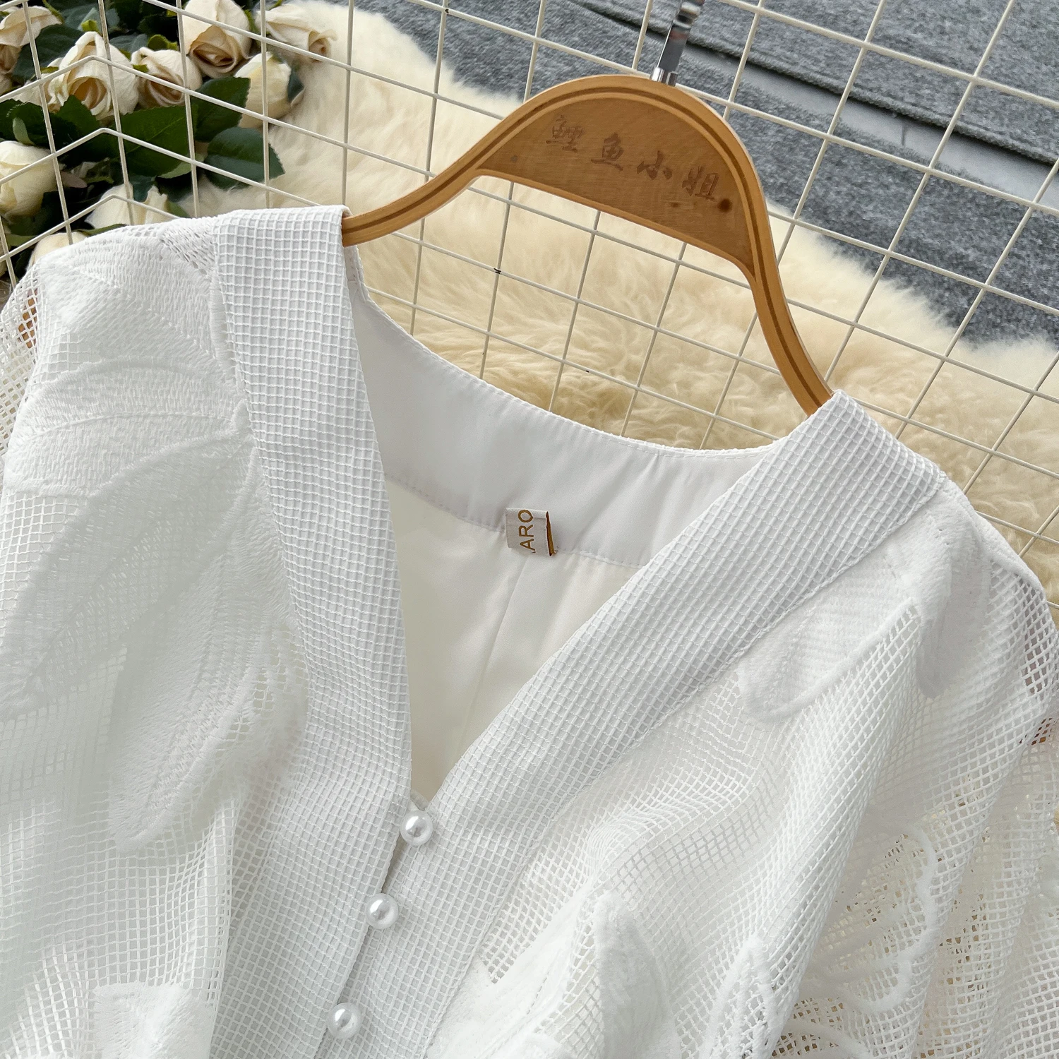 Sommer-elegantes Kleid mit weißem Saum für Damen, Mesh, aushöhlen, Glockenärmel, Gürtel, Peal-Knopf, neu im Jahr 2022, schicker Urlaub, Traf, weiblich