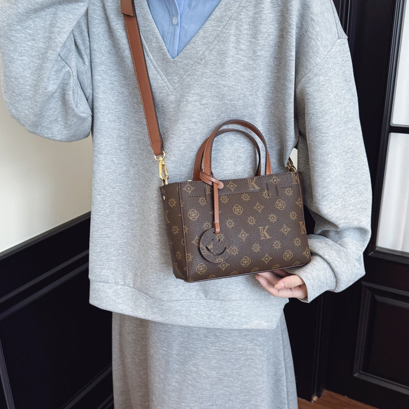 

Fashionable High-End Clutch Bag For Women In Solid Color With Vintage Elegance And Generous Capacity