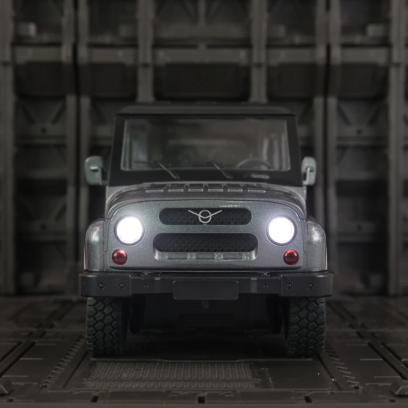 

Модель внедорожника Watts Hunter 1:18 из сплава металла, двери и капот открываются, багажник можно открывать, с имитацией звука и света.