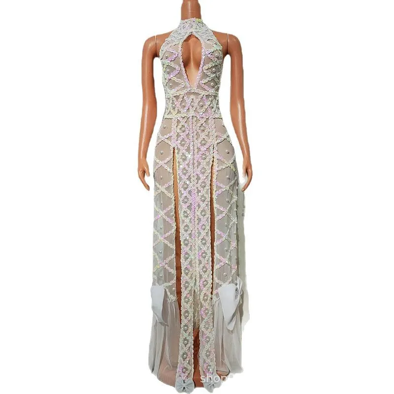 Seksowna DJka w klubie nocnym, moda, stroje sceniczne, kostiumy Gogo, atmosferyczne imprezy tematyczne, seksowne sukienki, sukienki dla druhen na wesele.