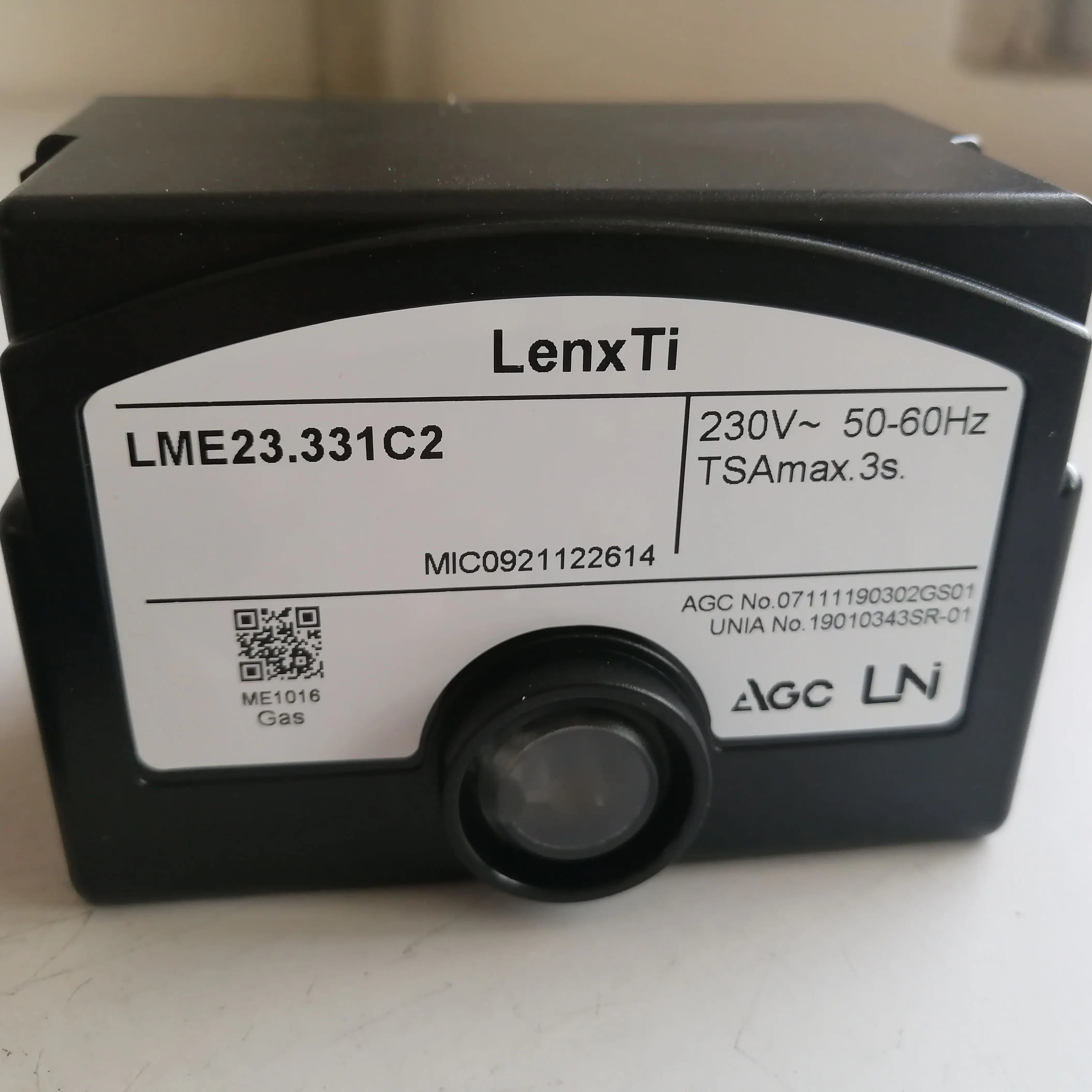 LME23.331C2-control de quemador, 2 etapas, QRB/QRC, t1 = 30s, TSA = 3s, actuador 12s, AC230V