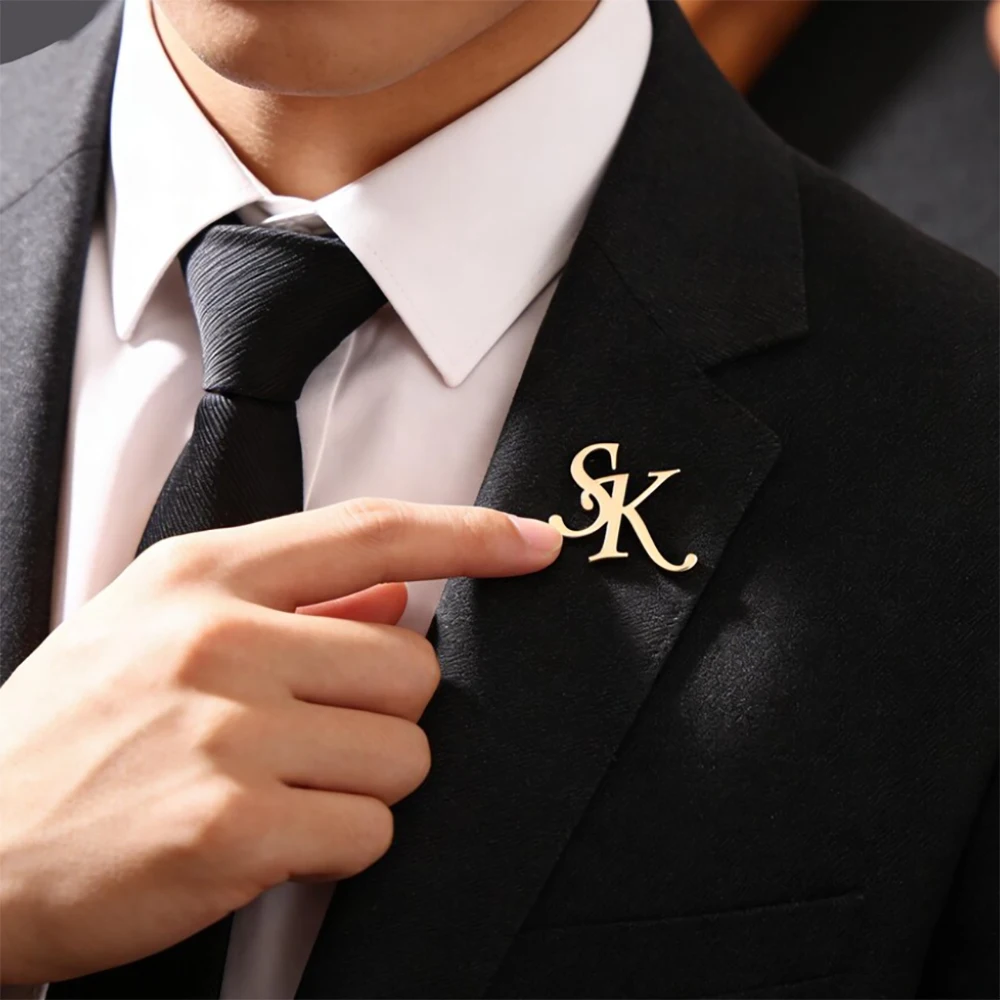 Customized Initial Letter Broch Stainless Steel Personalized Letter Groom Badge Fashion Jewelry Gift Box Packaging