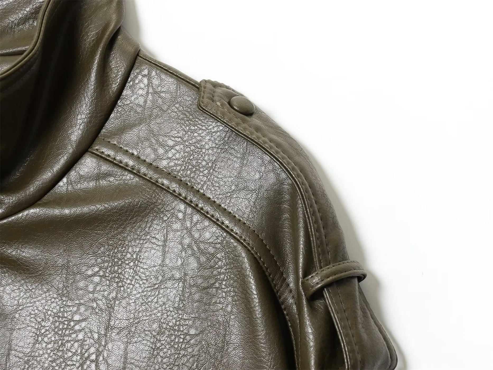 Neu eingetroffene Damenjacke mit Stehkragen, edgy, lederähnliche Textur, trendiger Stil, kurze Damenjacke mit Kunstledereffekt