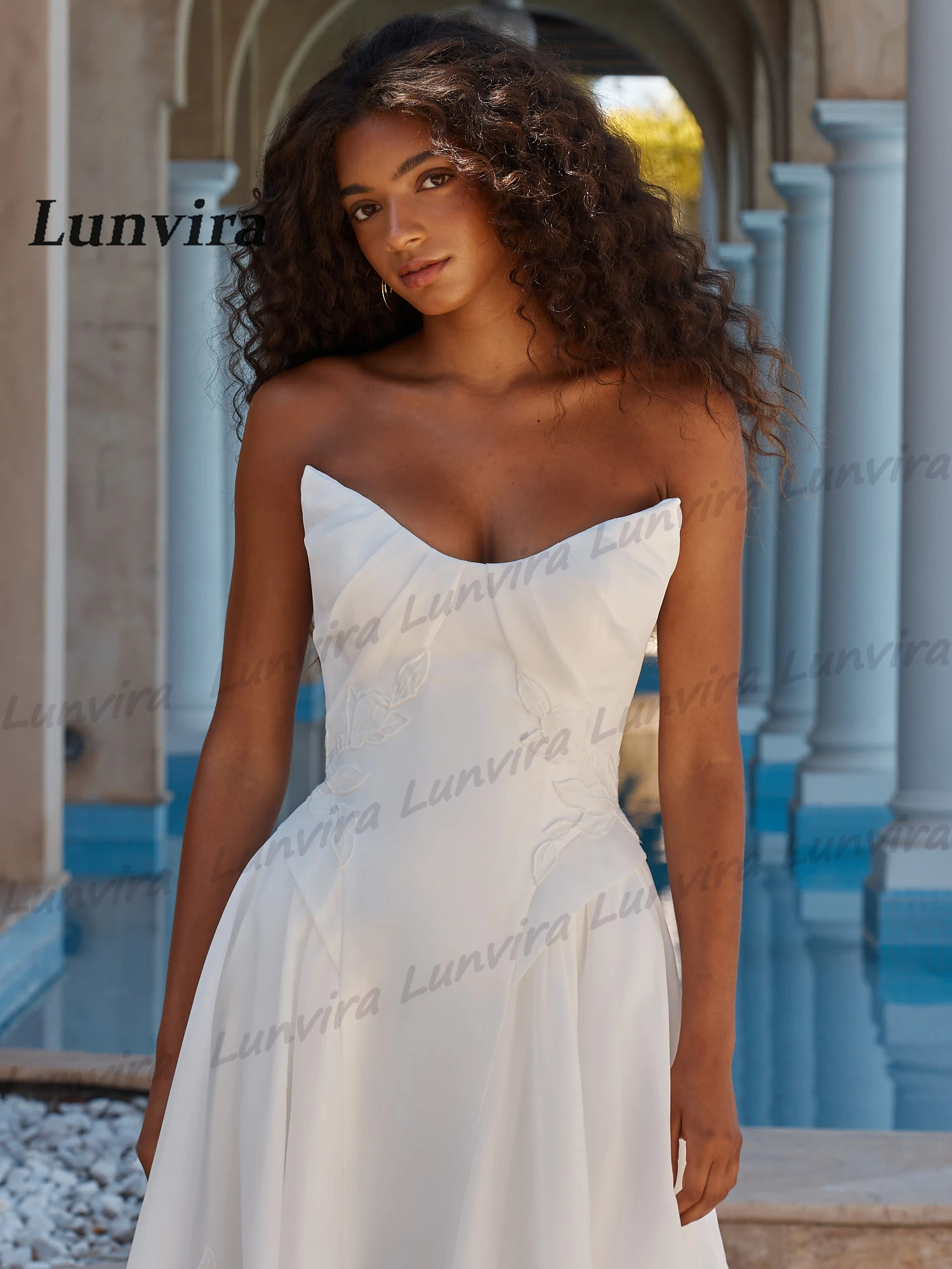 Lunvira Trendy V-neck Brides Dress 2026 Sleeveless Lace Appliques A-line Chapel Train Tulle Vestidos De Novia Customized